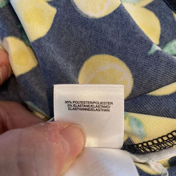 Jones NY fresh lemon print stretchy V neck button up top w/ cute collar runs big - Picture 10 of 11